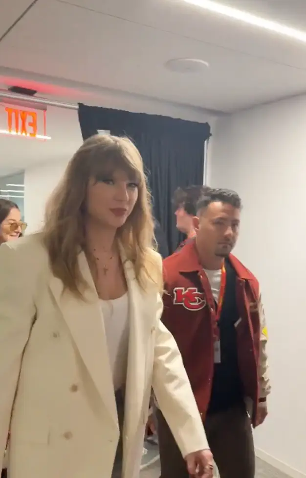 Taylor Swift was there to support boyfriend Travis Kelce (X/@NFL)