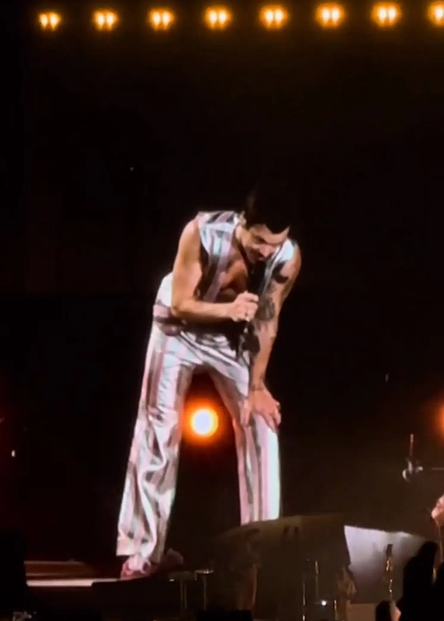 She spoke to him during his Madrid concert.