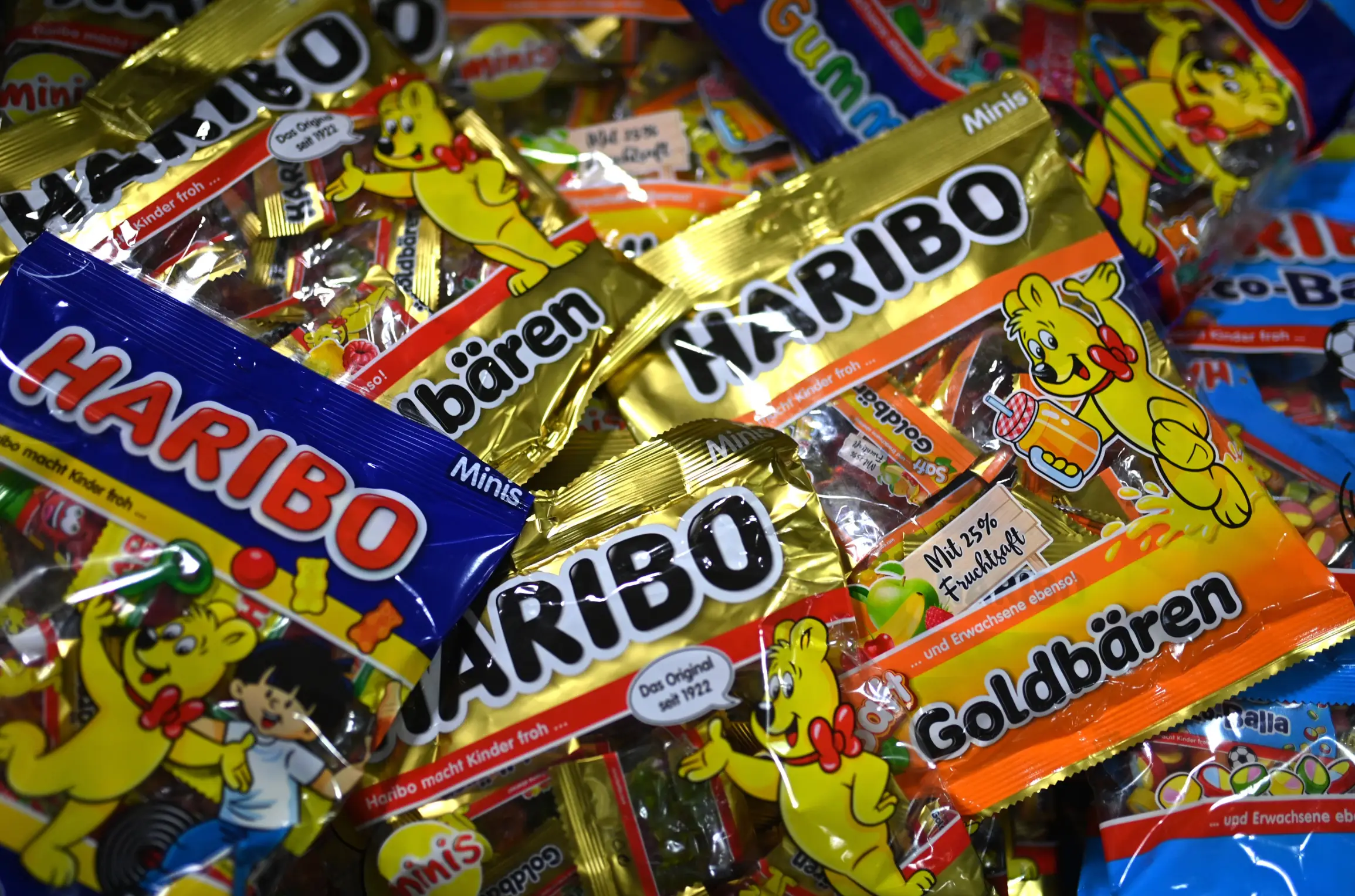 The ideal 3pm sugary snack can be opened in a neat and tidy way that doesn't involve savagely ripping it apart. (INA FASSBENDER/AFP via Getty Images)