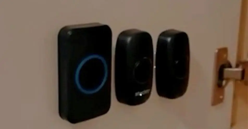 This mum calls her kids with a doorbell system. (