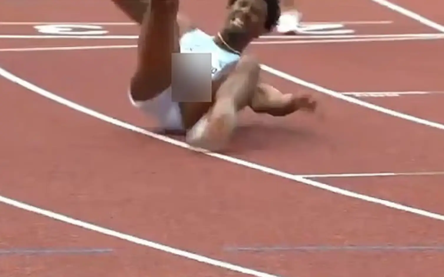 Robinson had his manhood exposed (X/@wimderon)