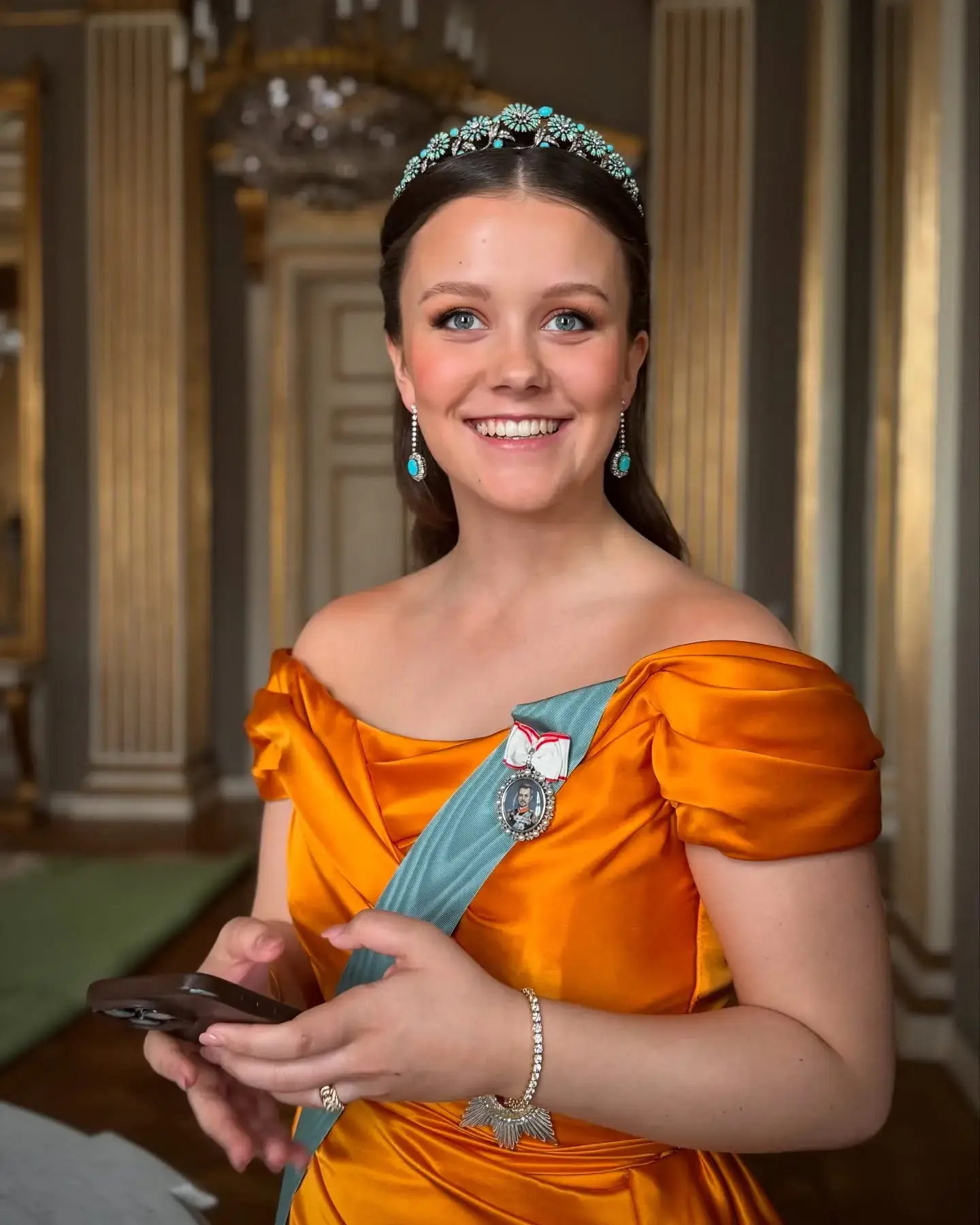 She had her phone with her in the picture (H.M. Dronningen)