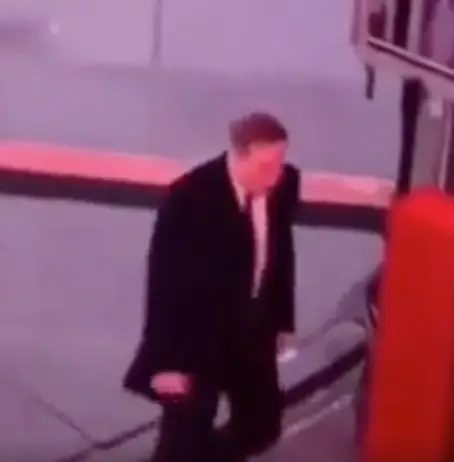 Musk could be seen abandoning his four-year-old little boy. (Reddit)