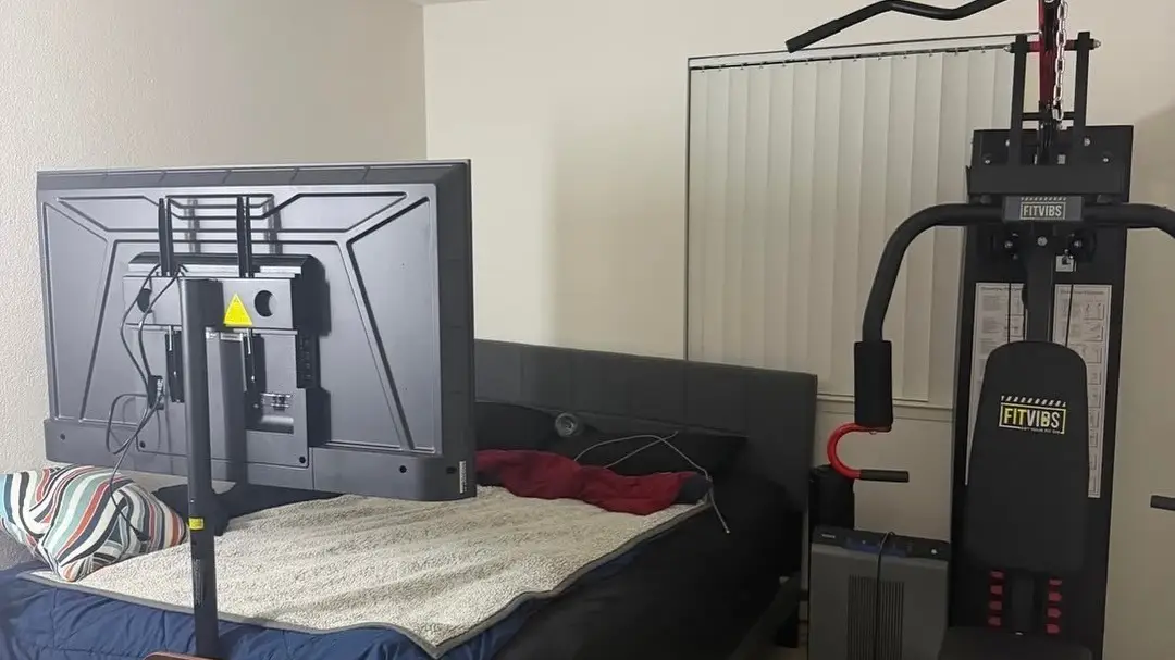 Reddit r/malelivingspace/Instagram / @‌complex