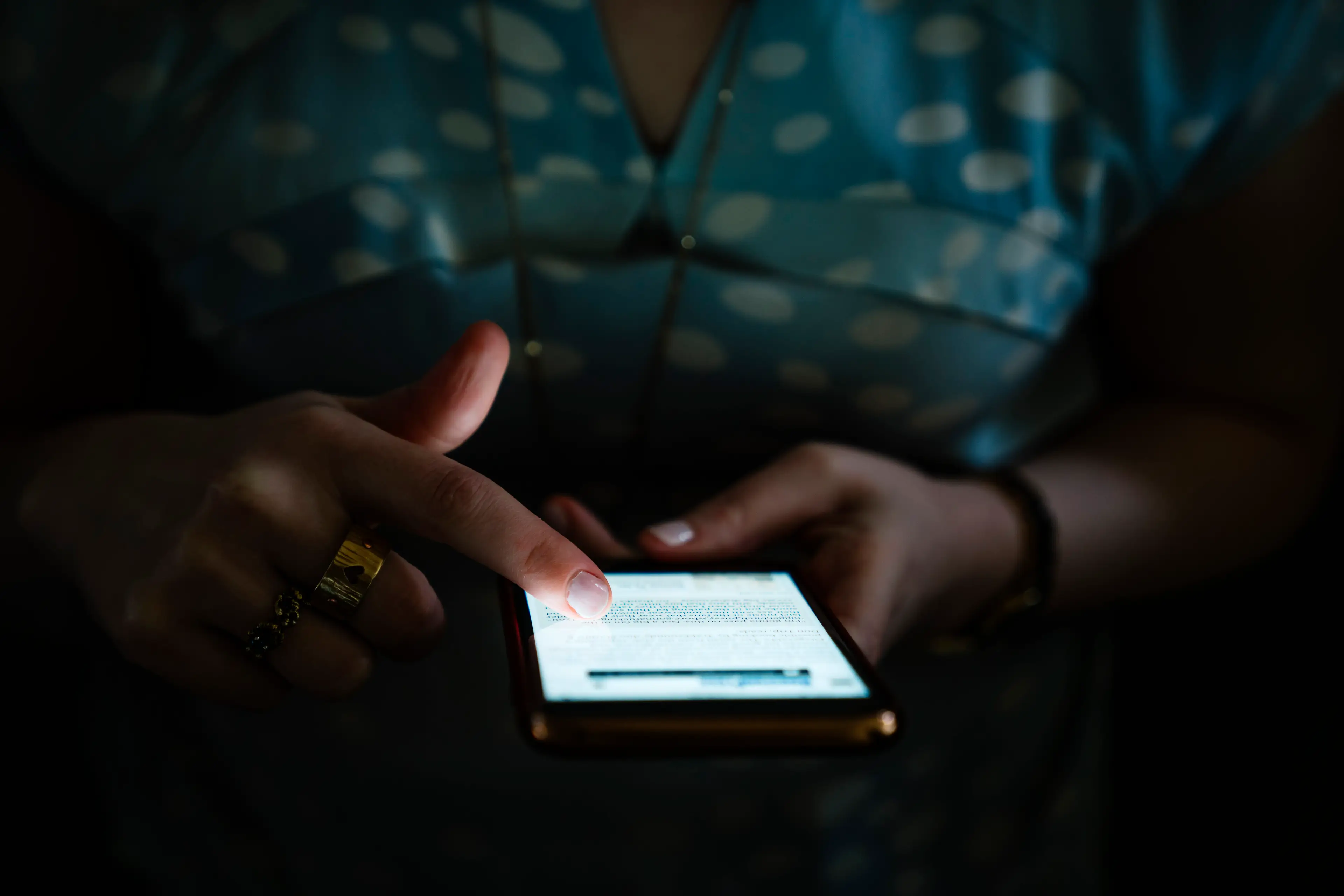 There's one three-word phrase you should be incredibly wary of in text messages (Inti St Clair/Getty Images)