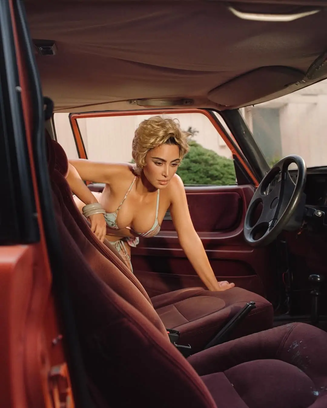 Apparently the 'slipping' wig was totally intentional (Skims)