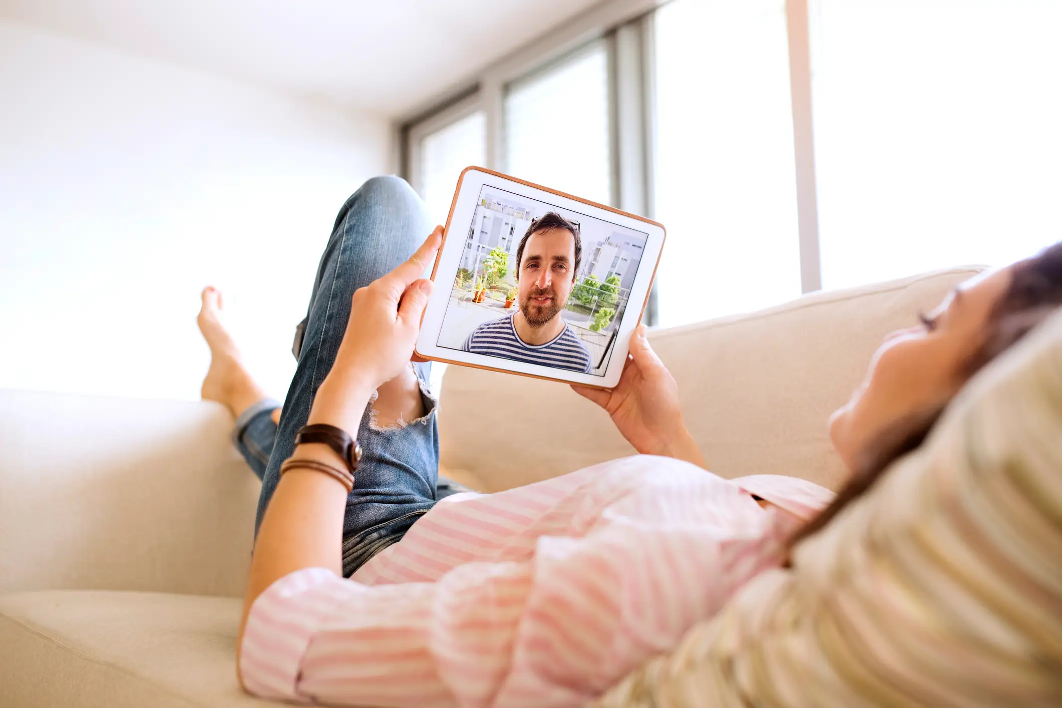 Apple has rolled out a new feature and it's not great news for long distance couples (Westend61 / Getty Images)