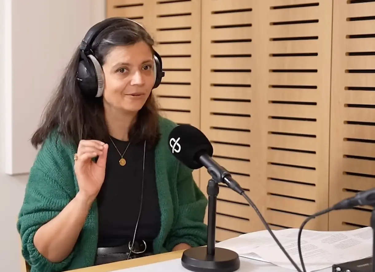 Kirstie noticed the subliminal difference and couldn't unsee it. (YouTube/@HappyMumHappyBaby)