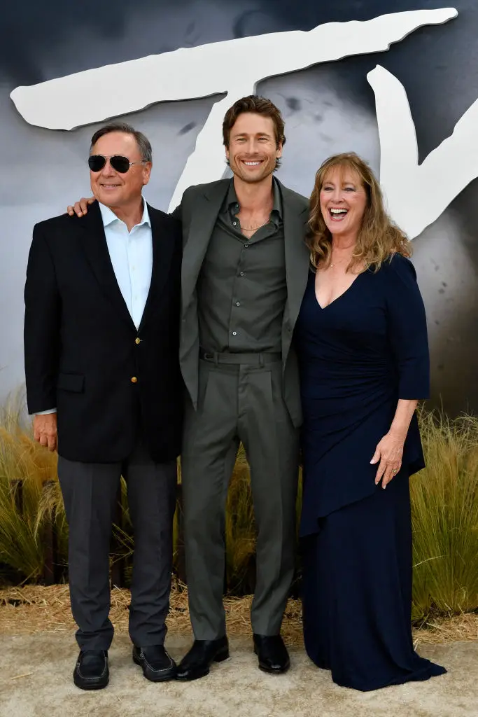 Glen Powell and his parents. (VALERIE MACON/AFP via Getty Images)