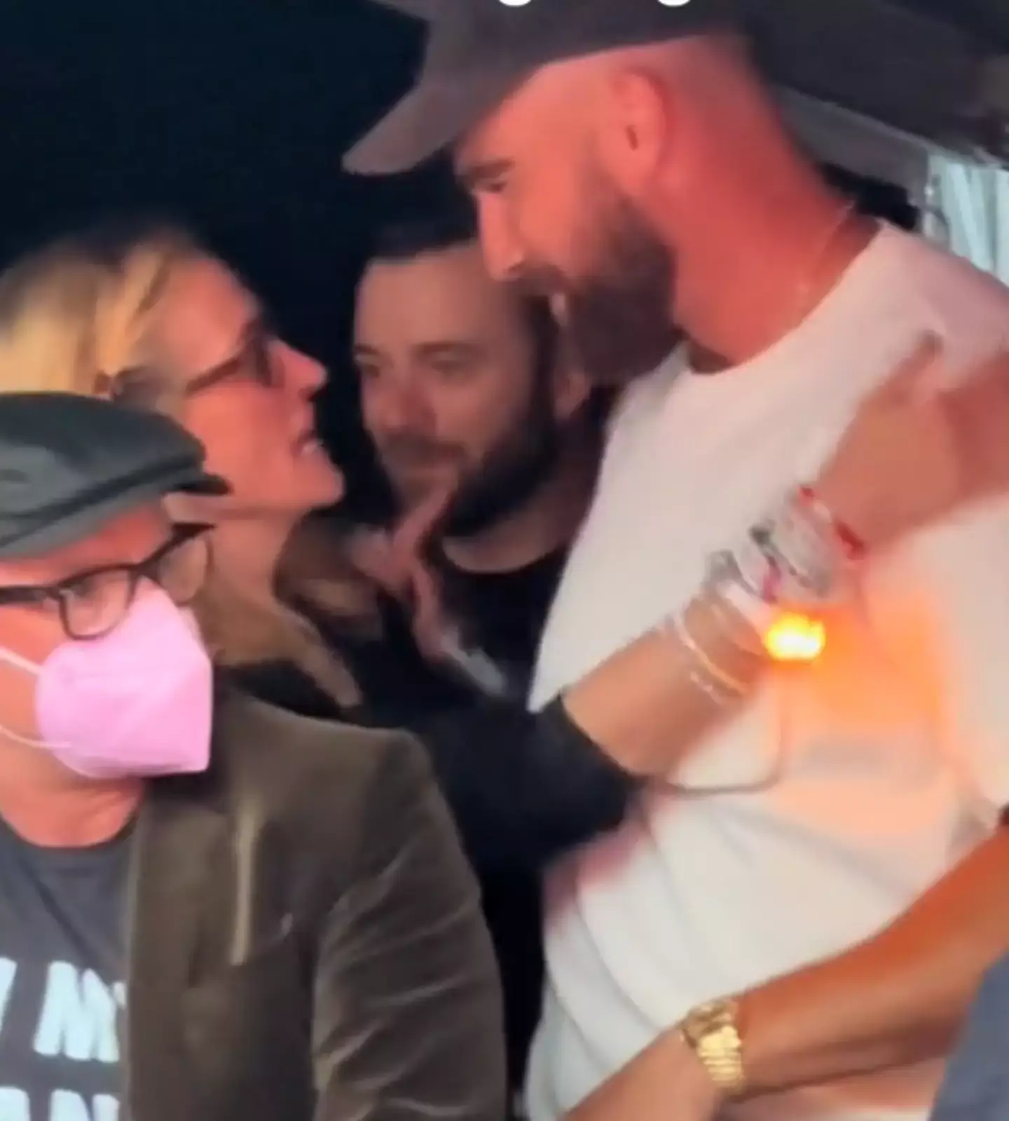 A body language expert has broken down the celebrity encounter. (TikTok/@kelleyfarrelly)