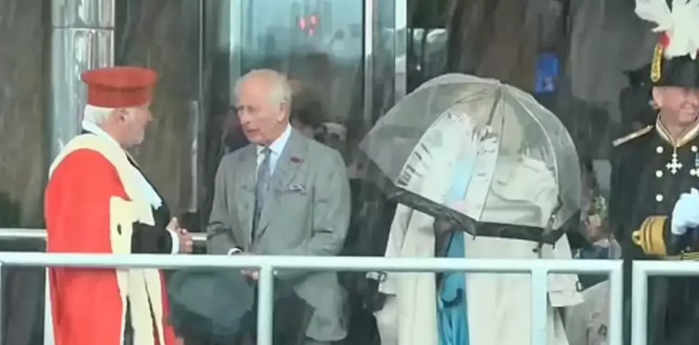 The monarch called out to his aide for assistance. (Government of Jersey)