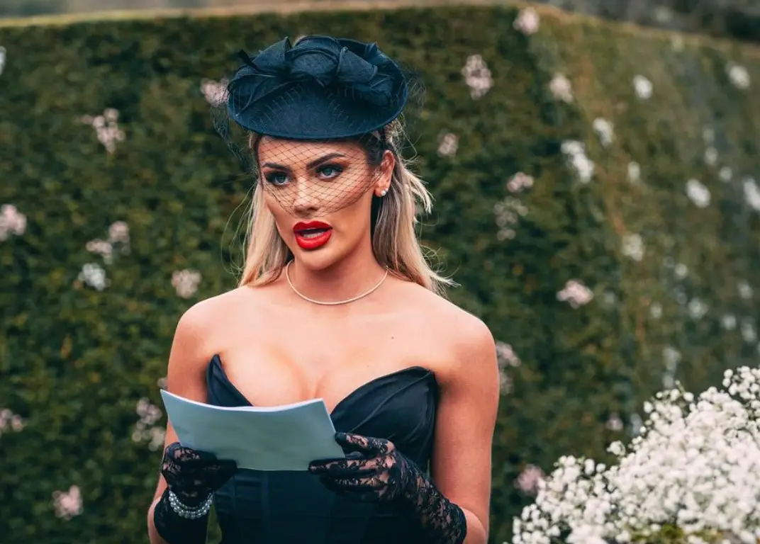 Amy wore full funeral attire to break up with Luke (Channel 4)