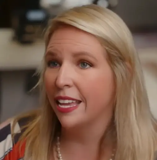 She hands her card out at weddings (TikTok/@nydivorcelawyerkristen)