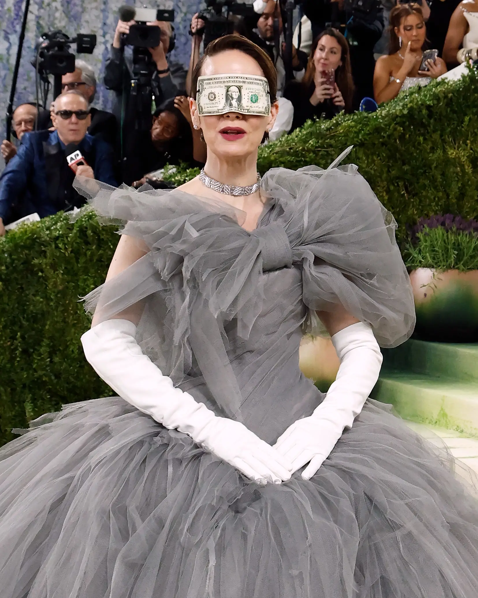 Sarah Paulson wore a one-dollar bill over her face (Taylor Hill/Getty Images)