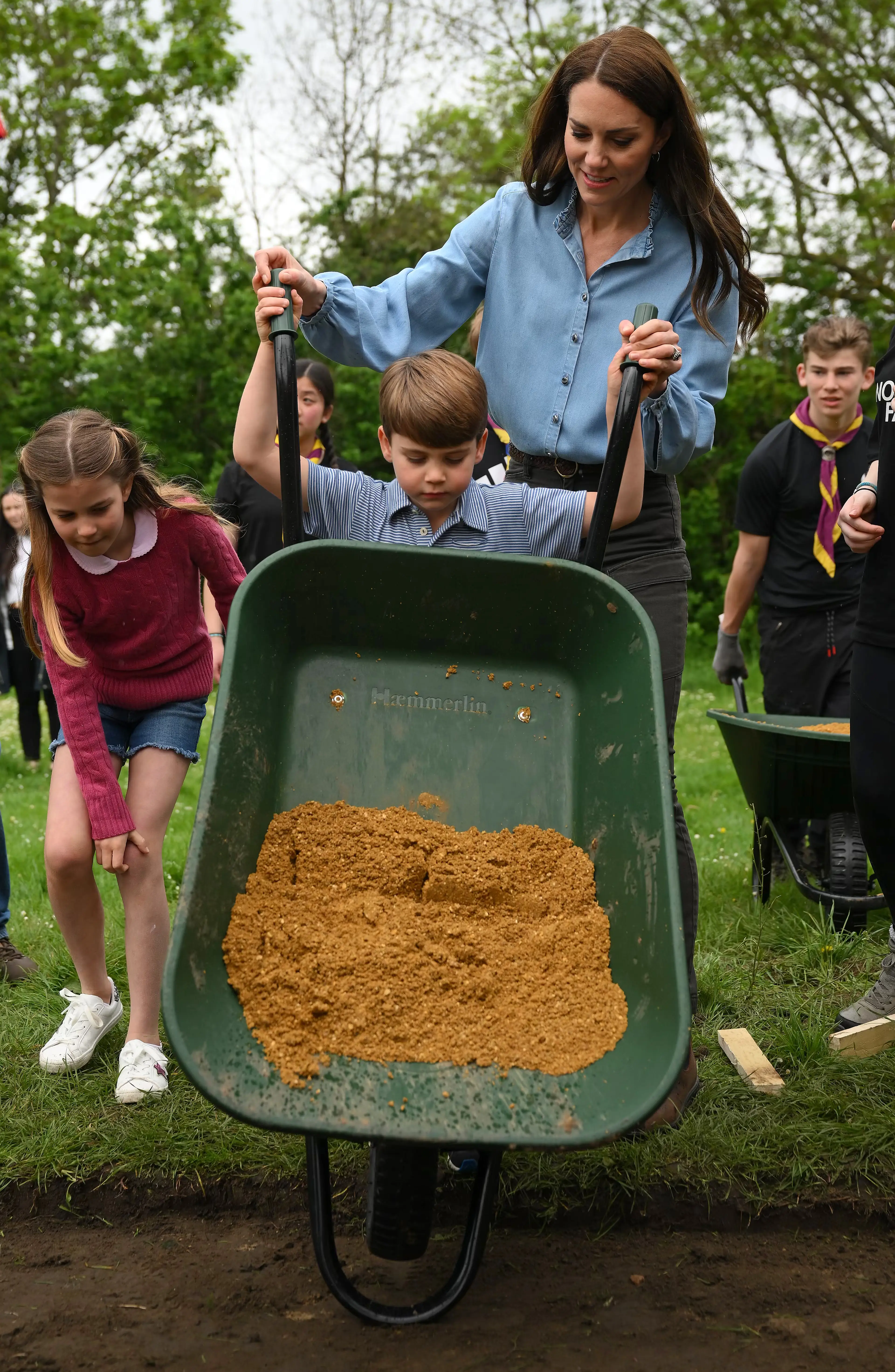 Kate Middleton helped Louis with the wheelbarrow.