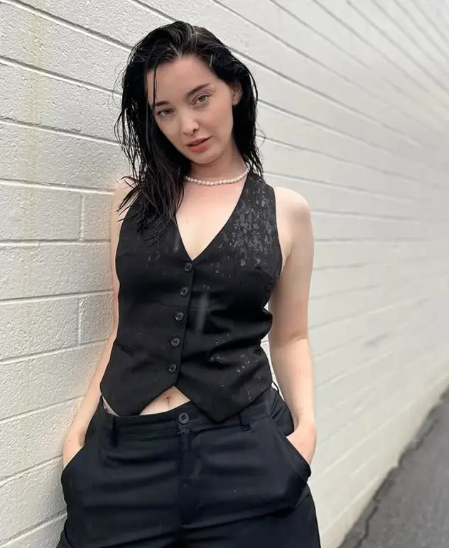 Emma Dumont changed their name (Instagram/emmadumont)