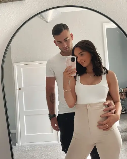 Chloe lives with her boyfriend and their daughter.