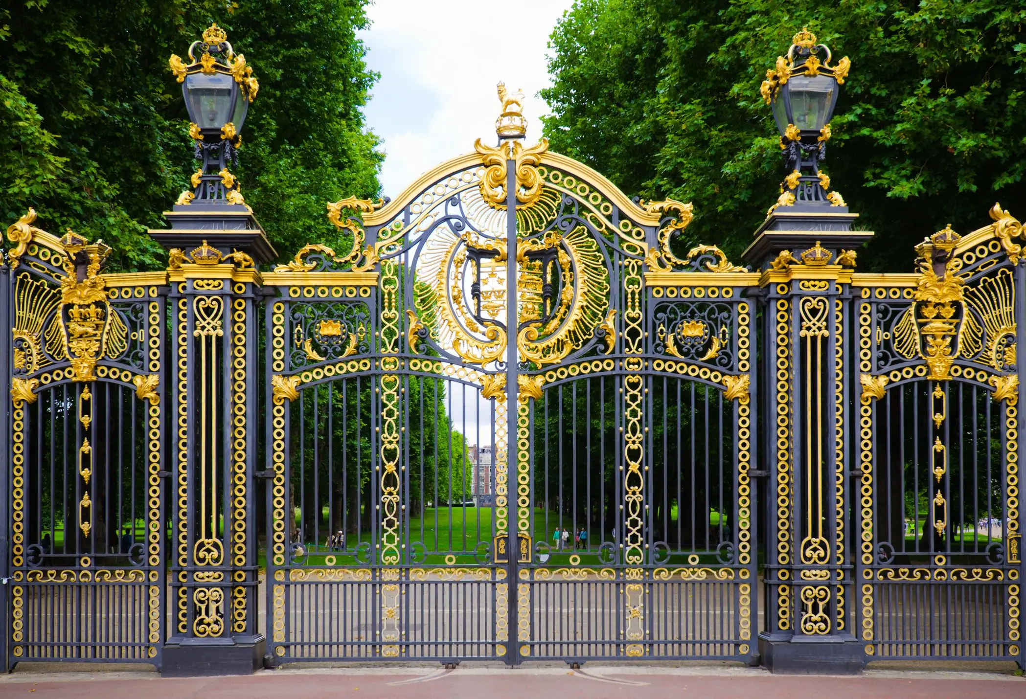 The hostage is held for the entire ceremony. (Scott E Barbour / Getty Images)