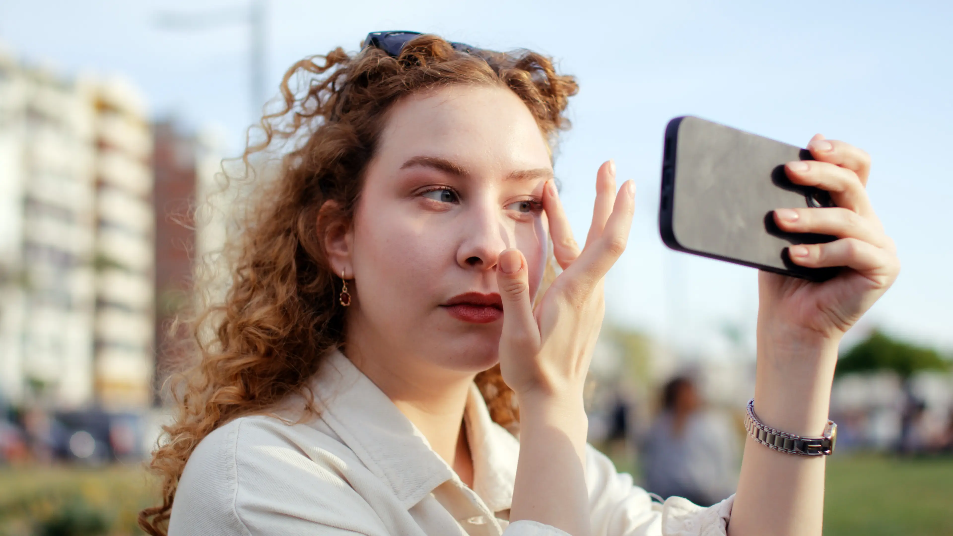 Here's how you actually stop your makeup melting in the heat, according to a celebrity makeup artist