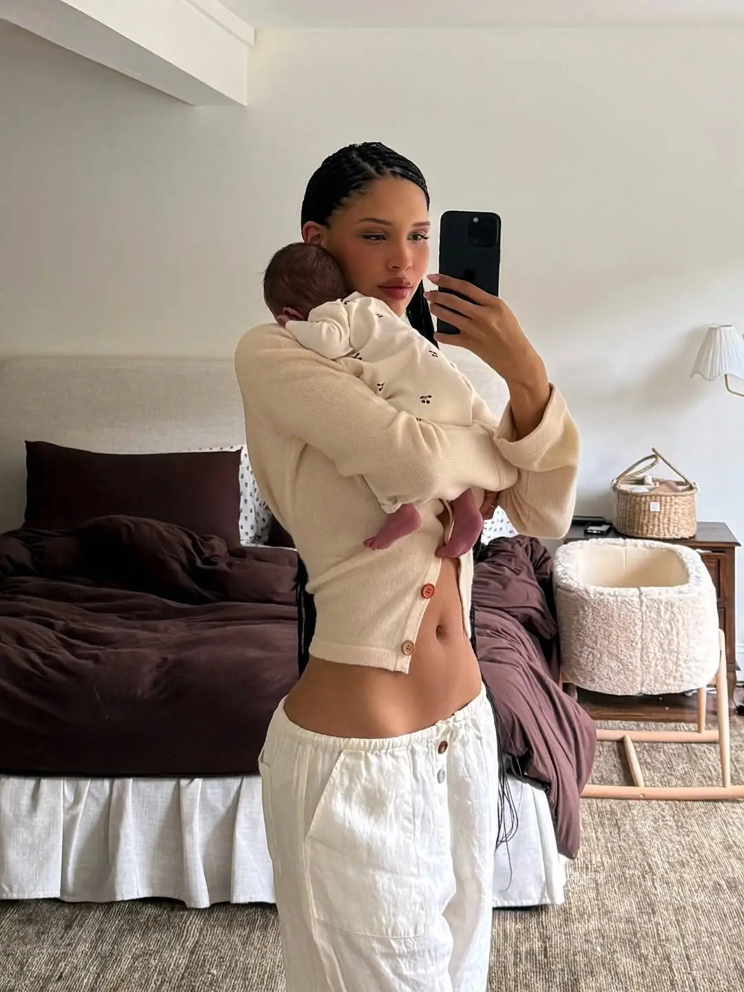 Smith's postpartum physique set tongues wagging (Instagram/@naraaziza)