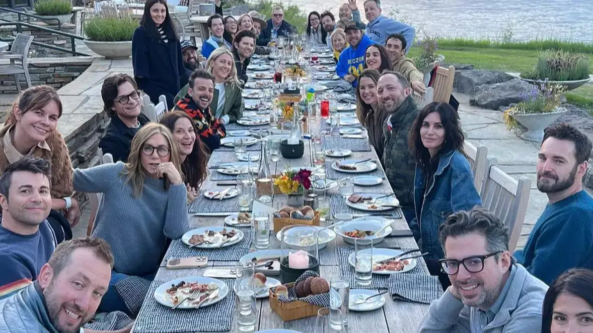 Fans are losing their minds at Kristen Bell's star-studded dinner party.