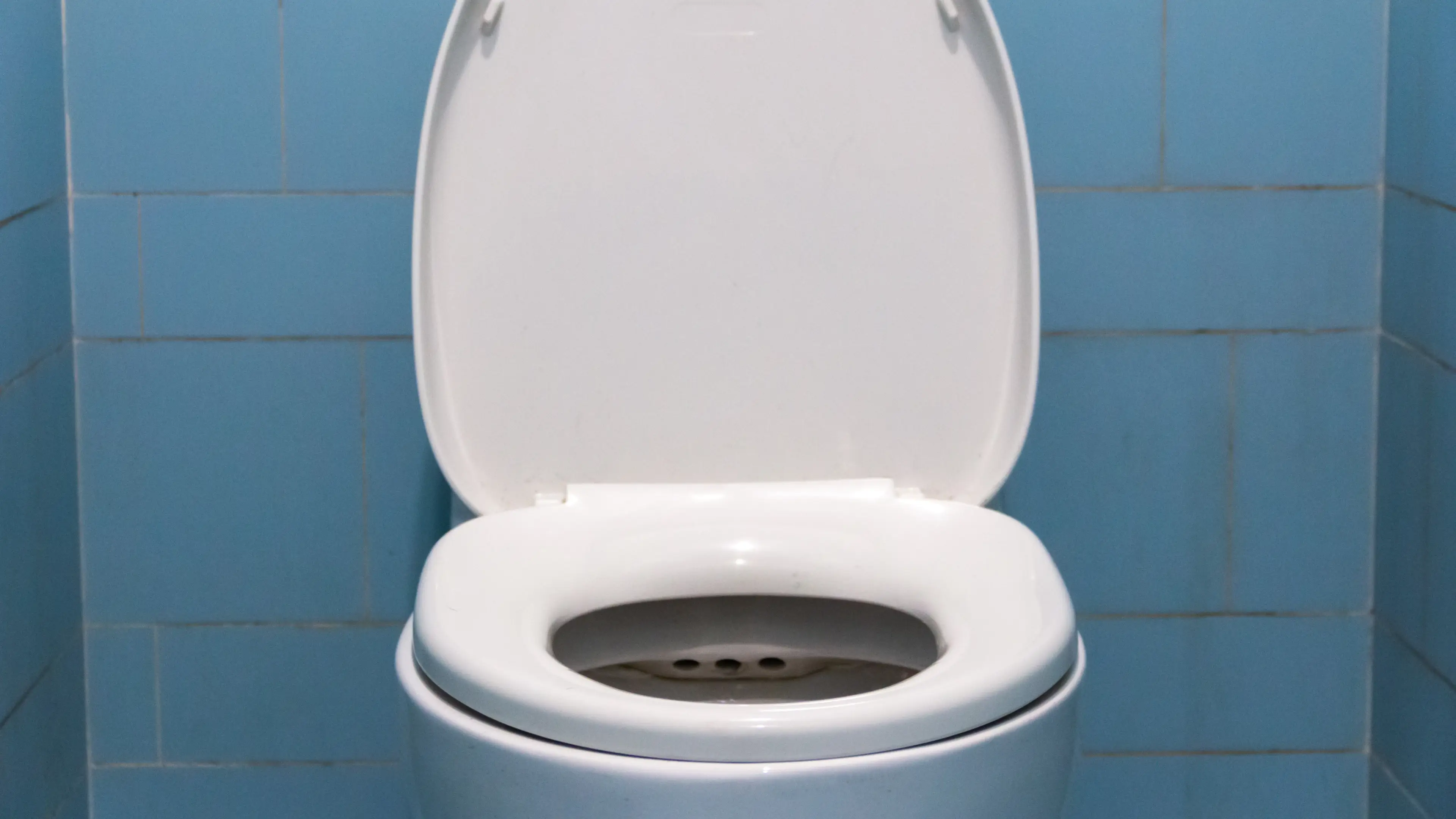 Doctor has message for anyone who notices stool getting stuck to toilet bowl