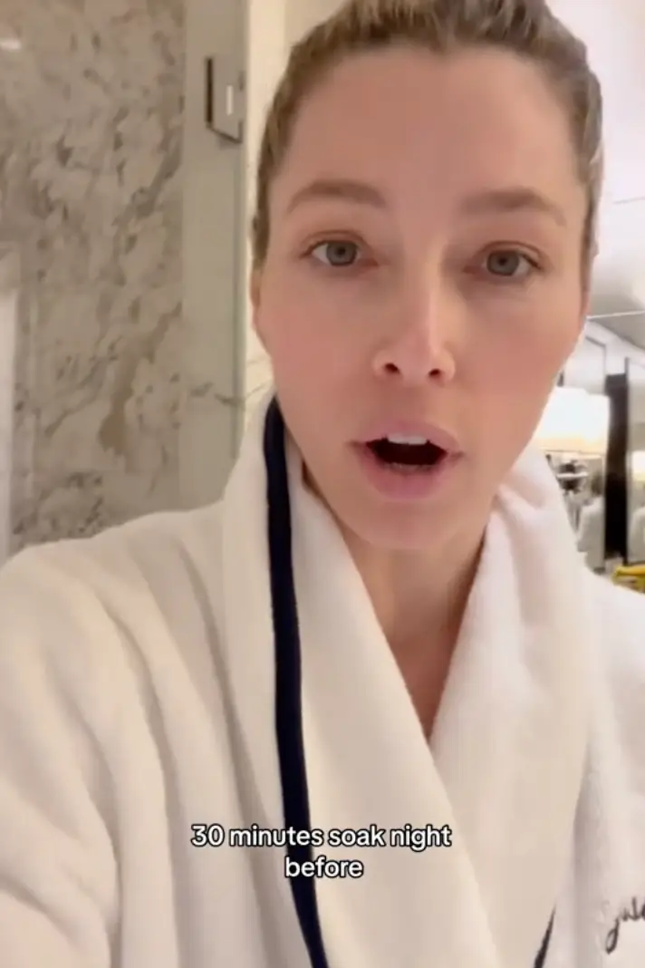 Jessica used 20lbs of epsom salt the night before. (TikTok/@jessbiel)