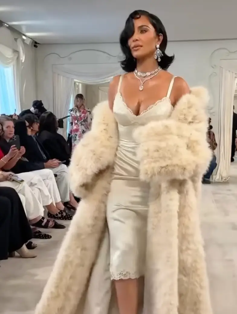 However, fans noticed that some members of the crowd appeared to be not paying attention (Instagram/krisjenner)