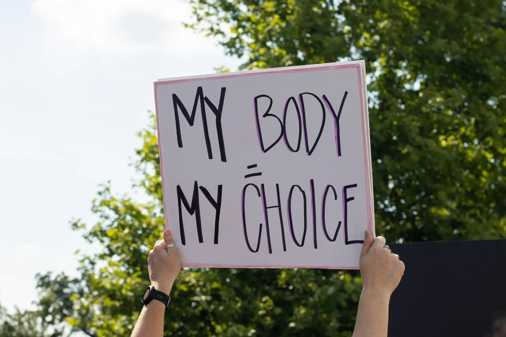 Such laws raise immense concern as they directly conflict with established abortion rights under Roe v. Wade (hapabapa / Getty Images)