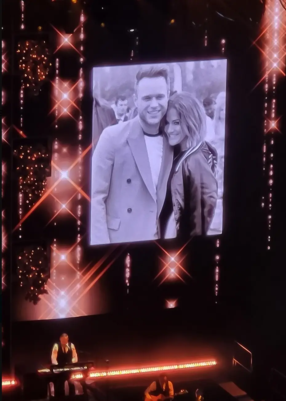 The singer paid tribute to Flack at his show.