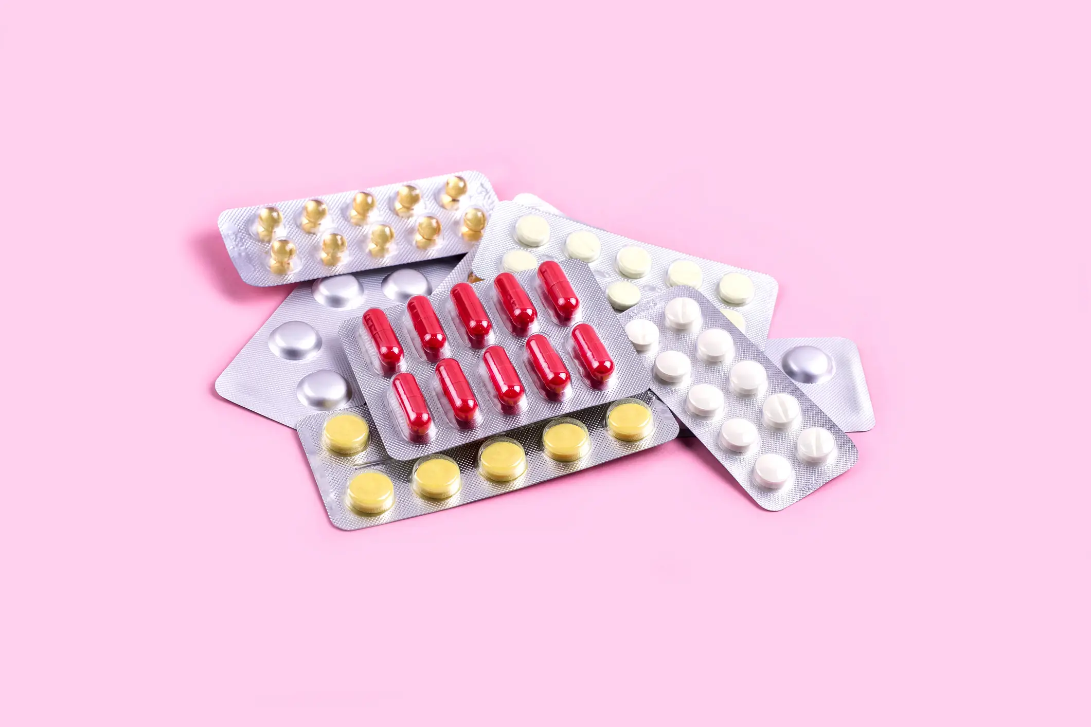 It seems many of us outright refuse to take painkillers for period cramps to 'see how long we can take it' (Evgeniia Siiankovskaia / Getty Images)