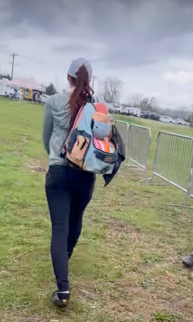 Wilson walked away with her belongings (@TheNationalDesk)