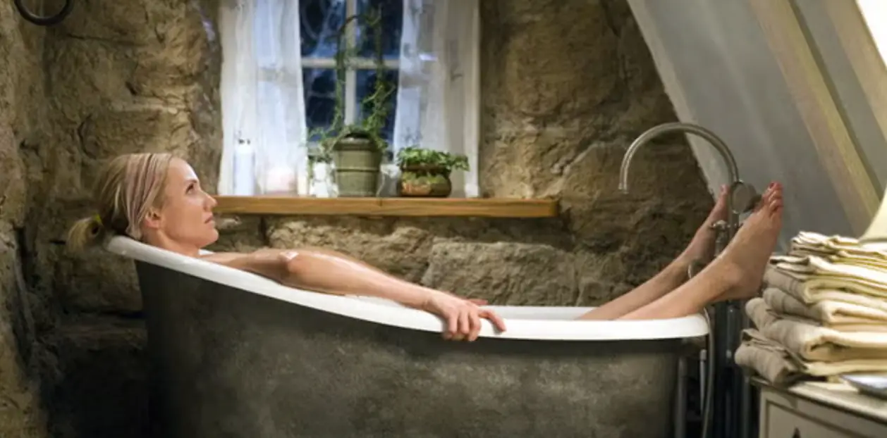 I'm pretty sure a soak in this bathtub would solve all my problems (Universal Pictures)