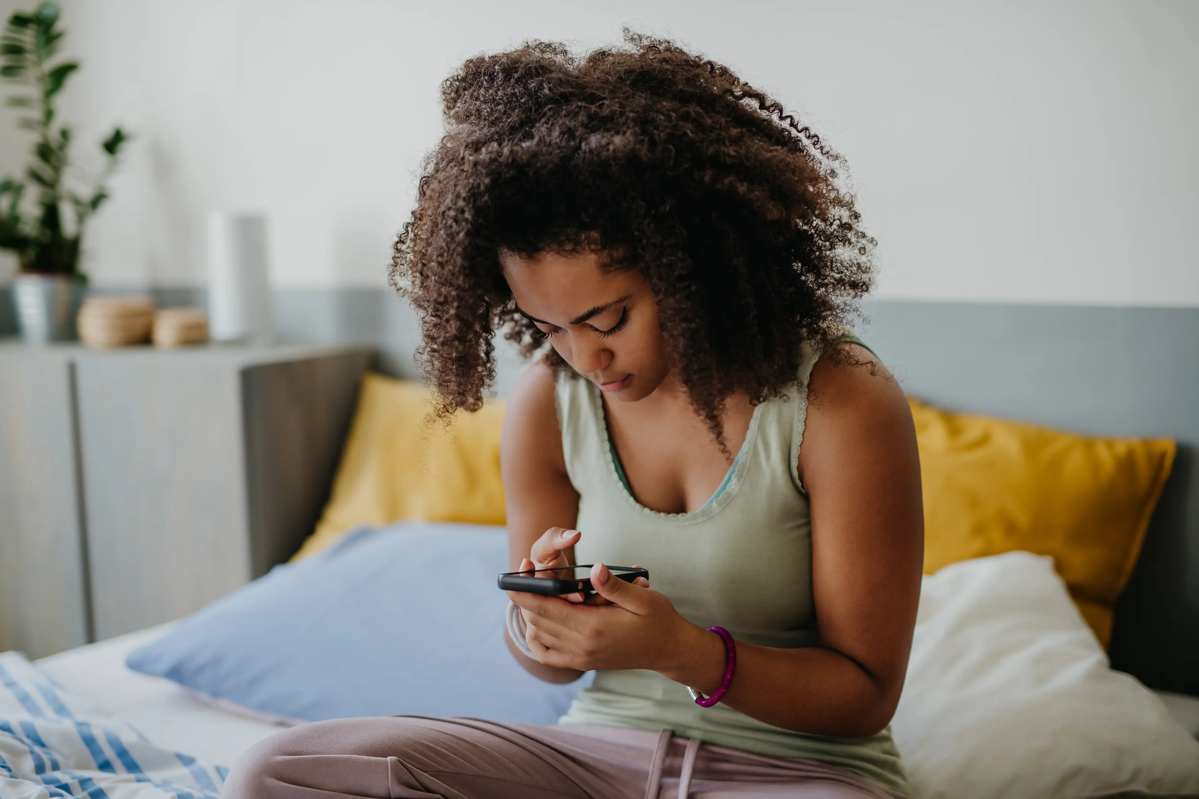 Online fatigue is sending some Gen Zers back to basics (Getty Stock Images)