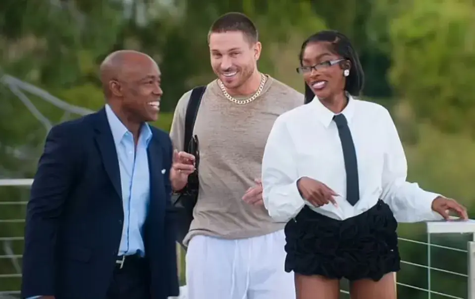 Joey was shown around a $5.25 million property by real estate agent Chelsea (Netflix)