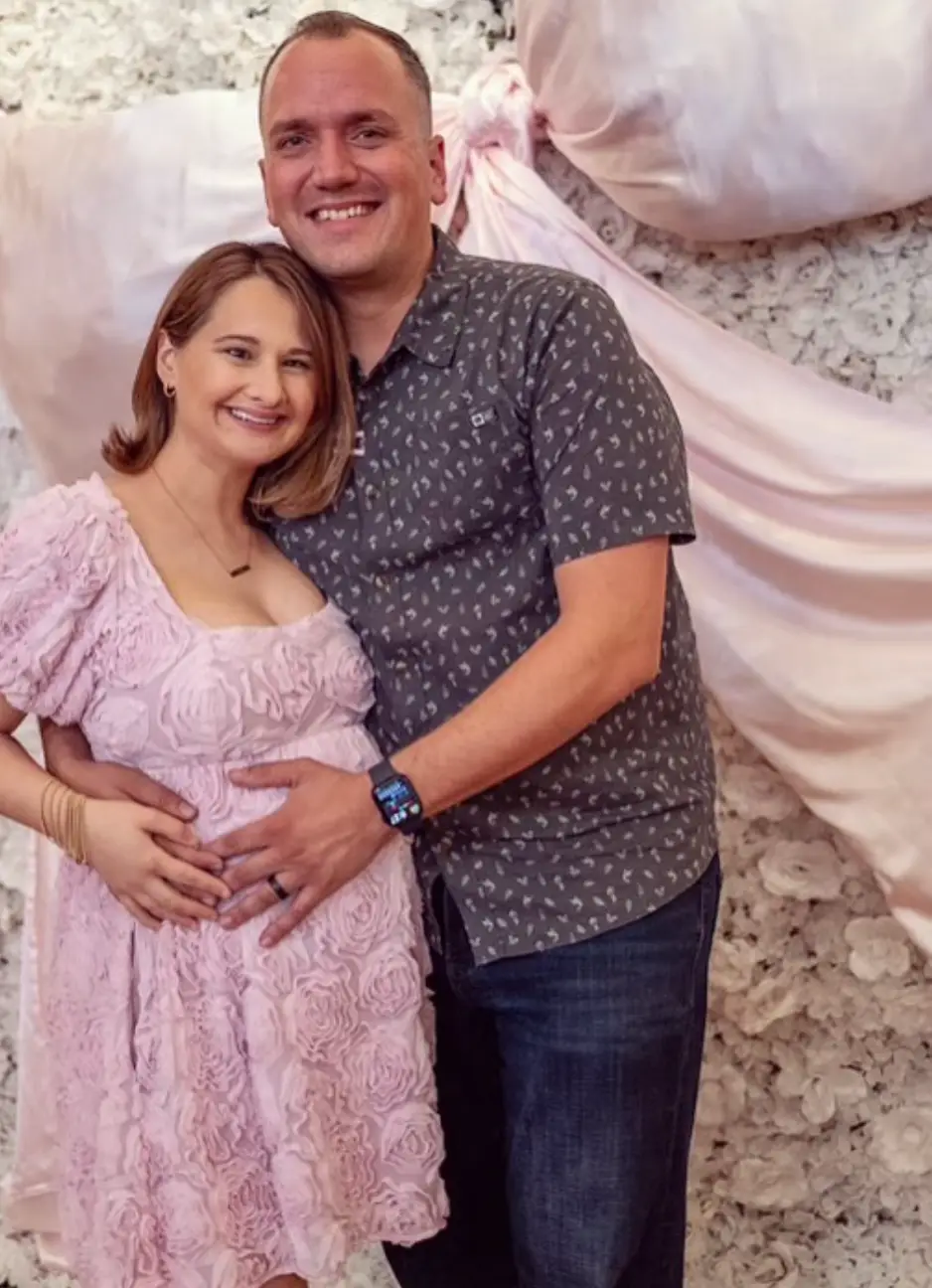 The couple broke the news of their pregnancy in July (Instagram/@kenurker)