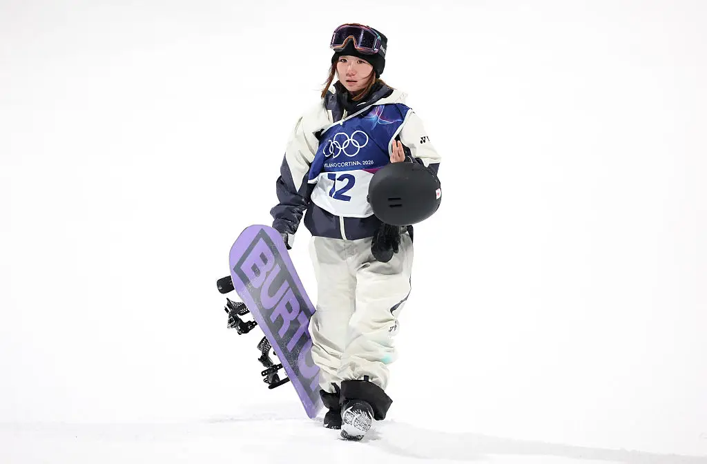 Snowboarders choose to put their bibs over one shoulder for safety purposes (Ian MacNicol / Contributor / Getty Images)