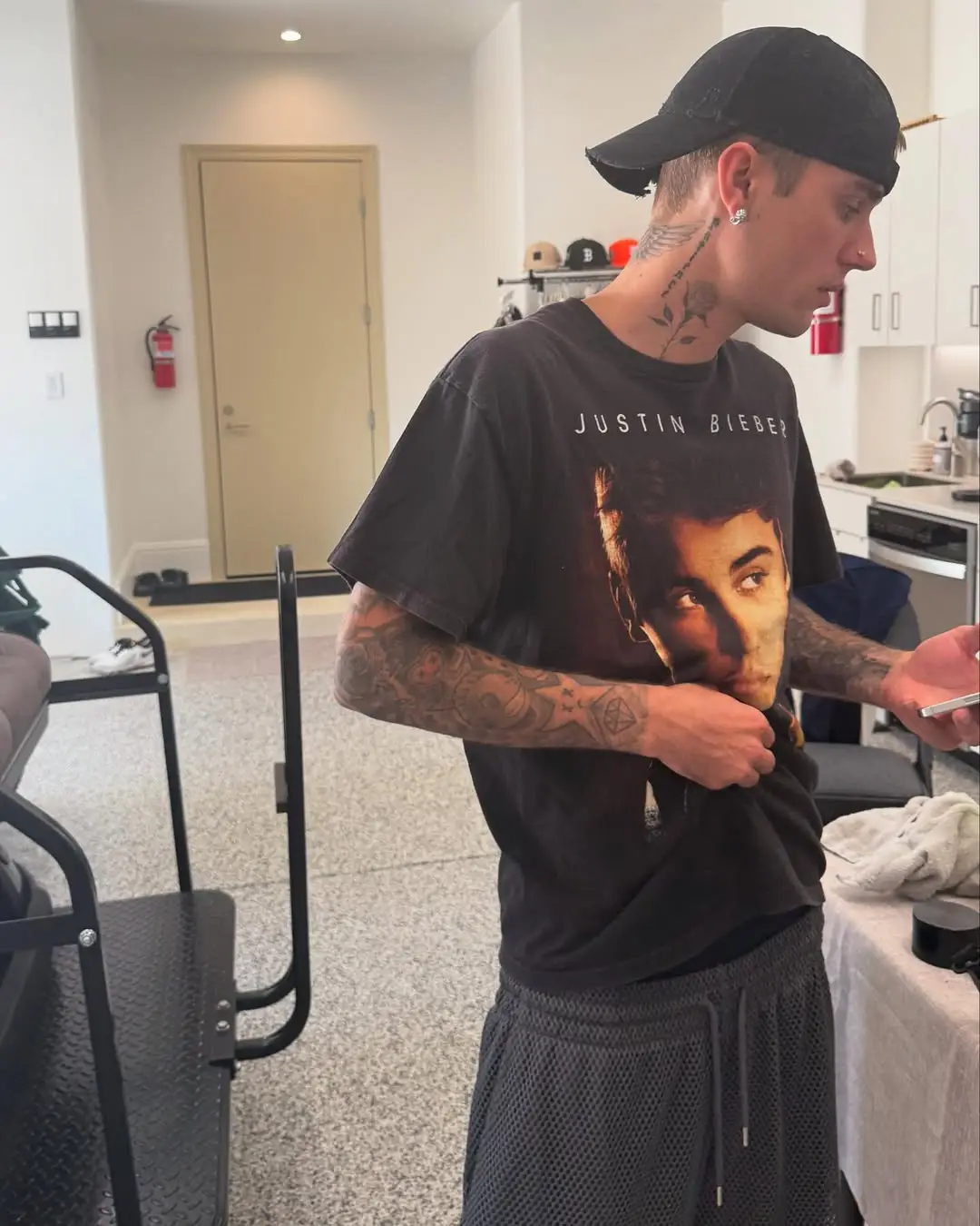 Some fans seemingly can't leave the celebrity relationship in the past (Instagram/justinbieber)