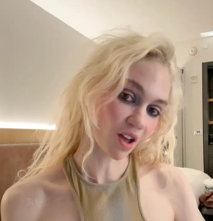 Grimes defended Selena Gomez against the cruel comments (X/Grimes)