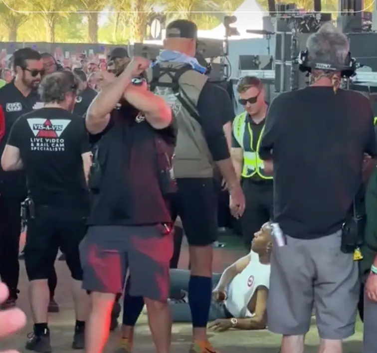 People rushed to help the musician (TikTok/ @socalflaco)