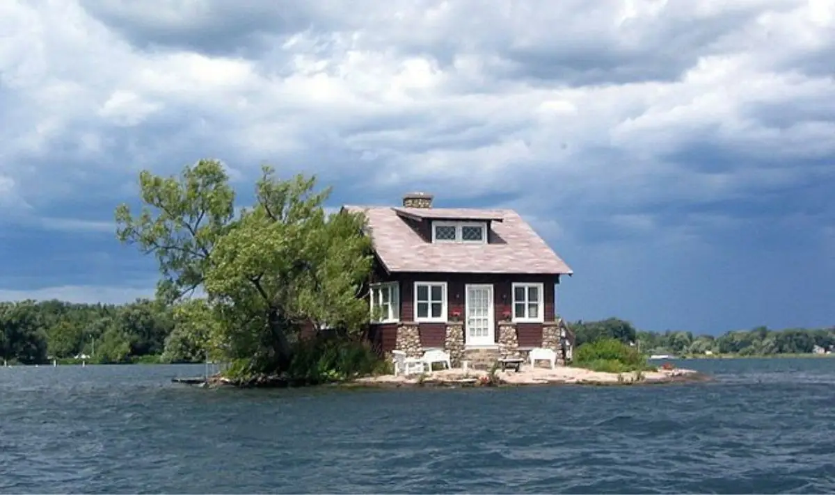 The smallest island in the world is often referred to as The Hub (Wikimedia Commons)