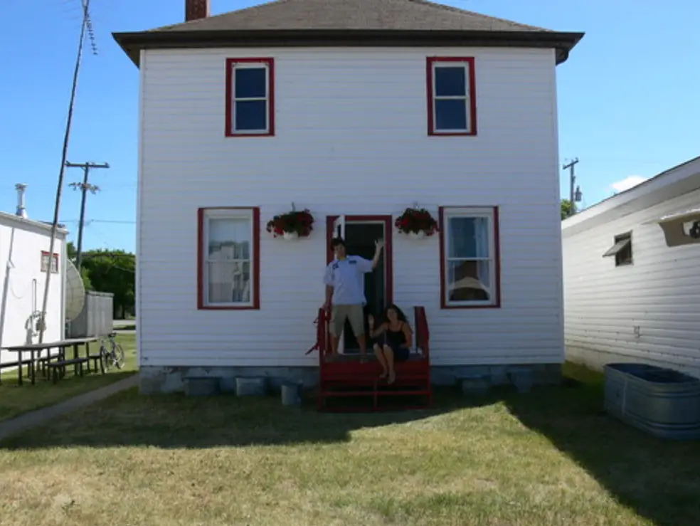 The red paper clip house. (oneredpaperclip.blogspot.com)