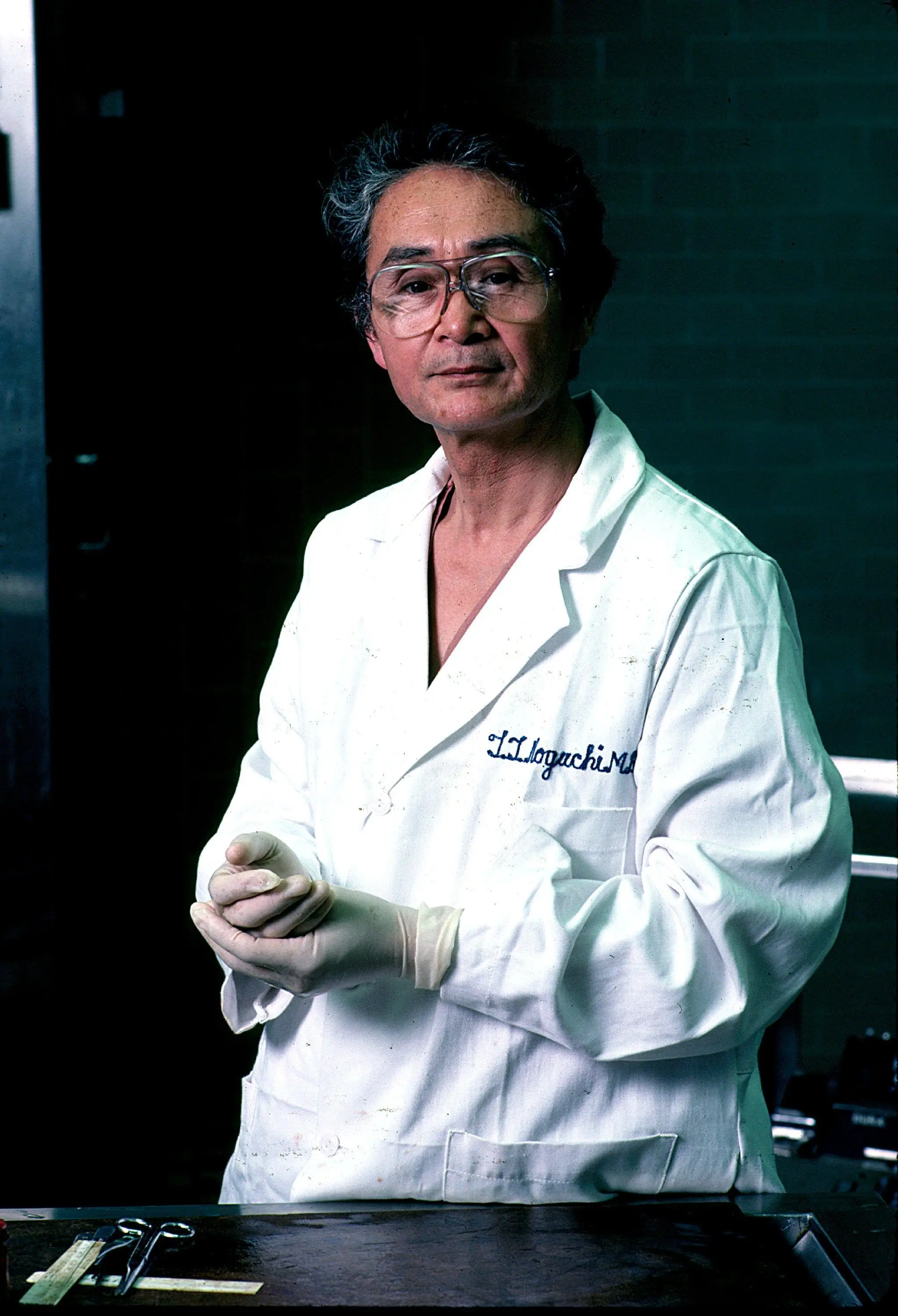 Dr. Thomas Noguchi pictured in 1982 (Paul Harris/Getty Images )