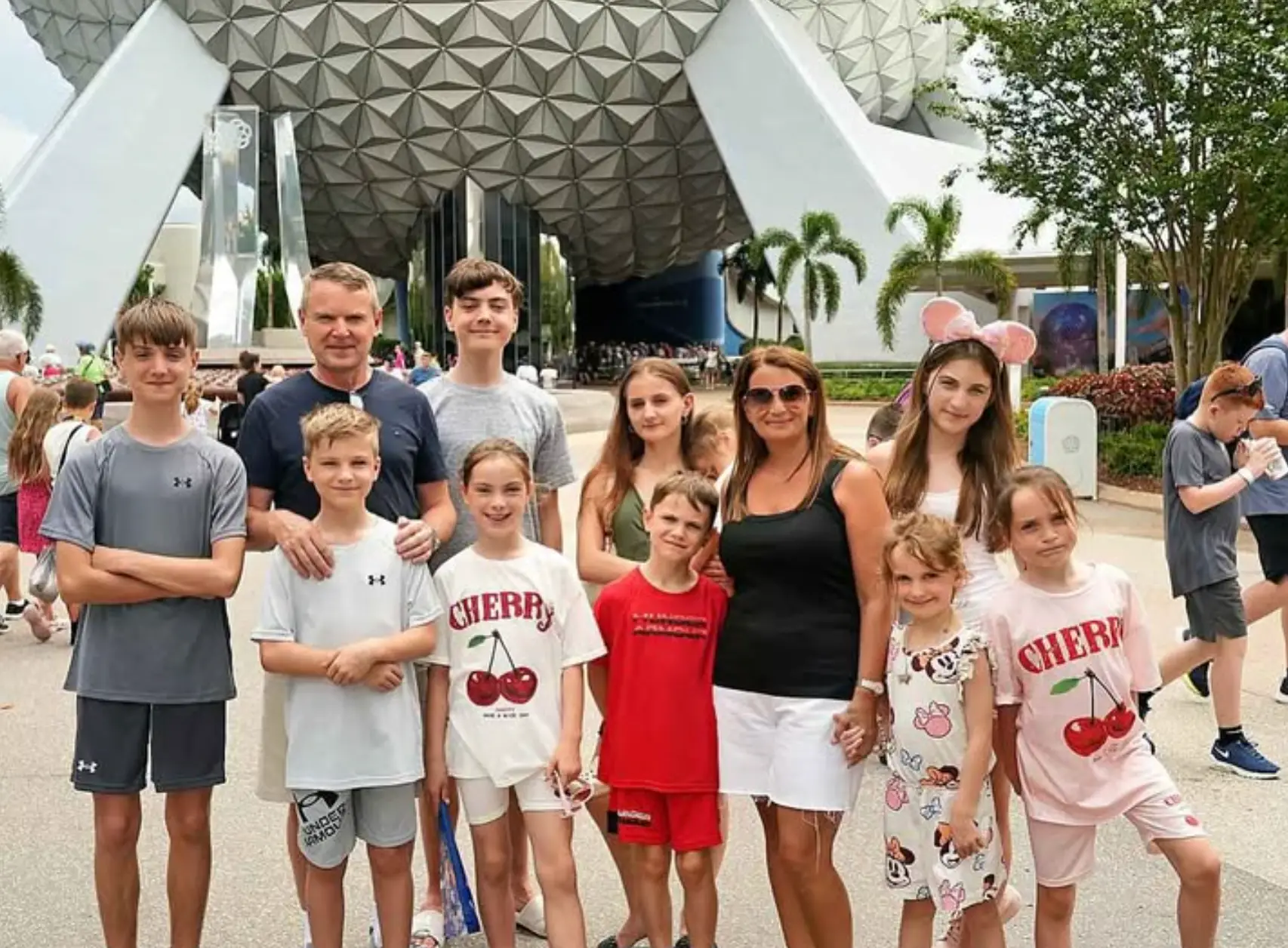 Parents Sue and Noel with 10 of their children and grandchildren at Disney World (Instagram/theradfordfamily)