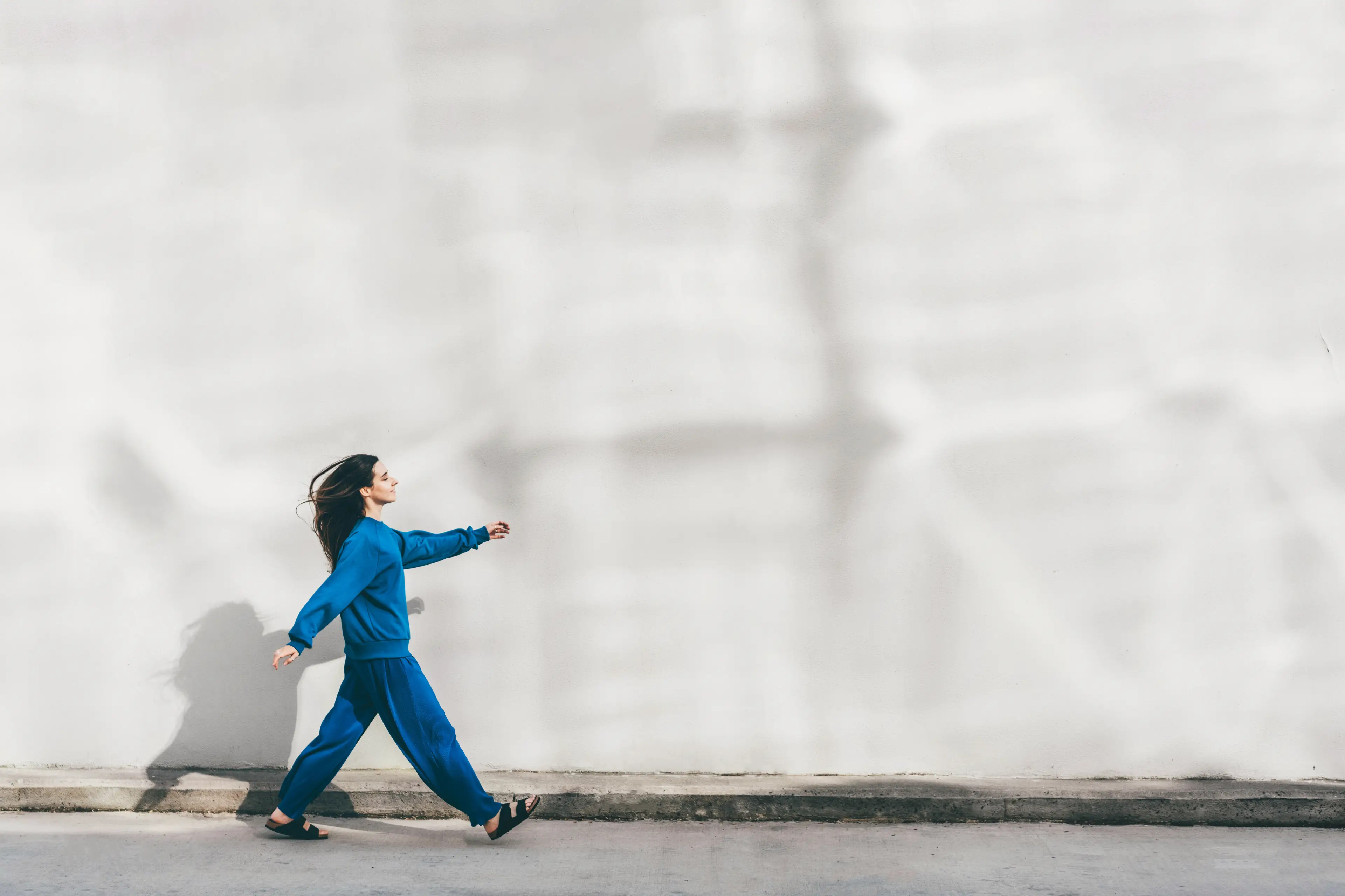 How you walk could tell people around you a lot about how you're feeling (Maria Korneeva/Getty)