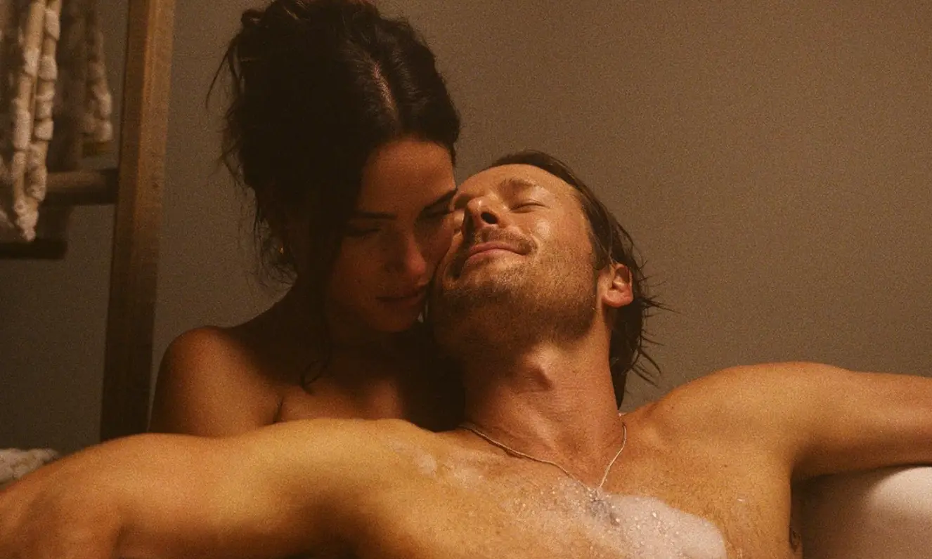 Despite the oddness, Adria Arjona said she and Glen Powell had fun filming the scenes (Netflix)