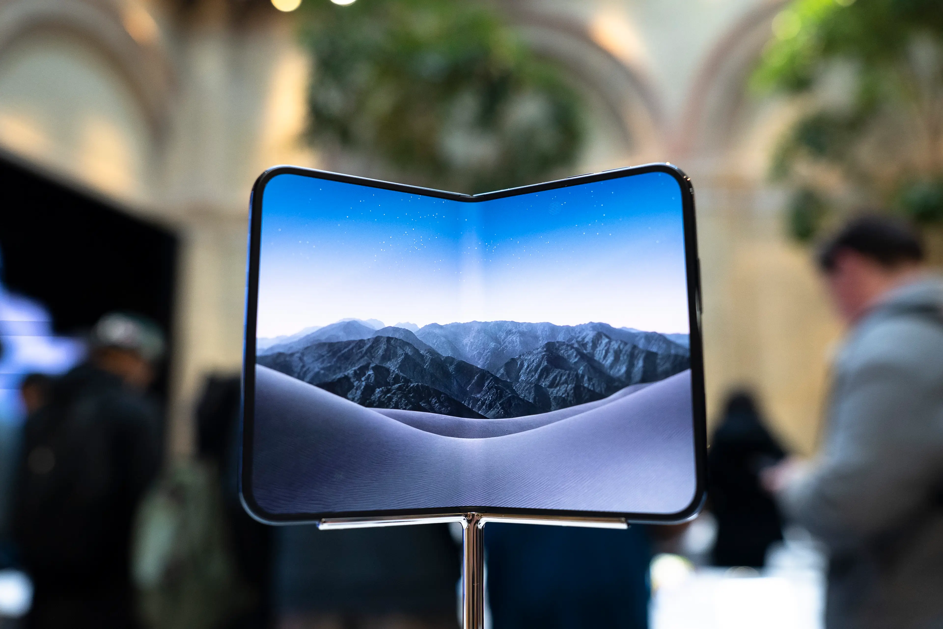 People are already reporting issues with Apple's new iPhone Duo (Ming Yeung/Getty Images)