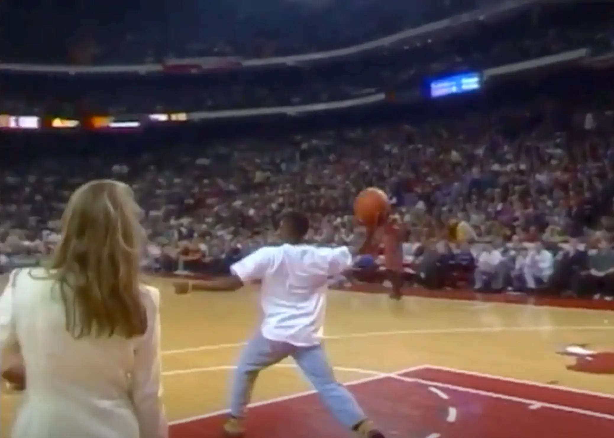 Don Calhoun made the impossible shot (NBA) 