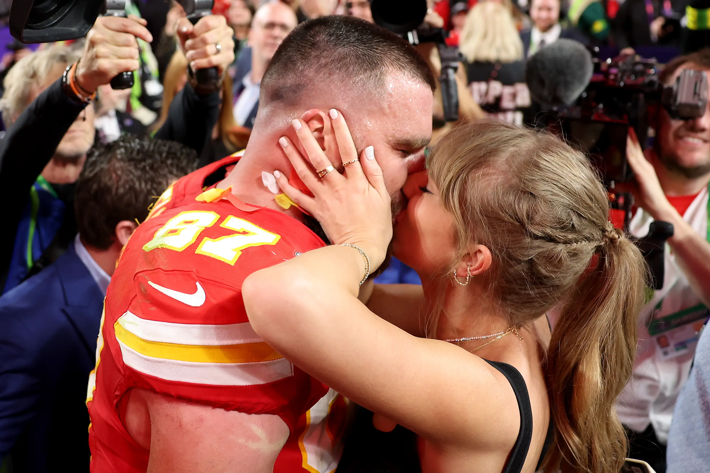 Taylor Swift and Travis Kelce kissed following Kelce's Super Bowl LVIII victory (Ezra Shaw/Getty Images)