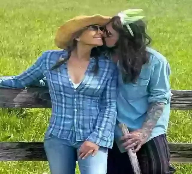 The snap came as a bit of a bombshell (Instagram/@elizabethhurley1)